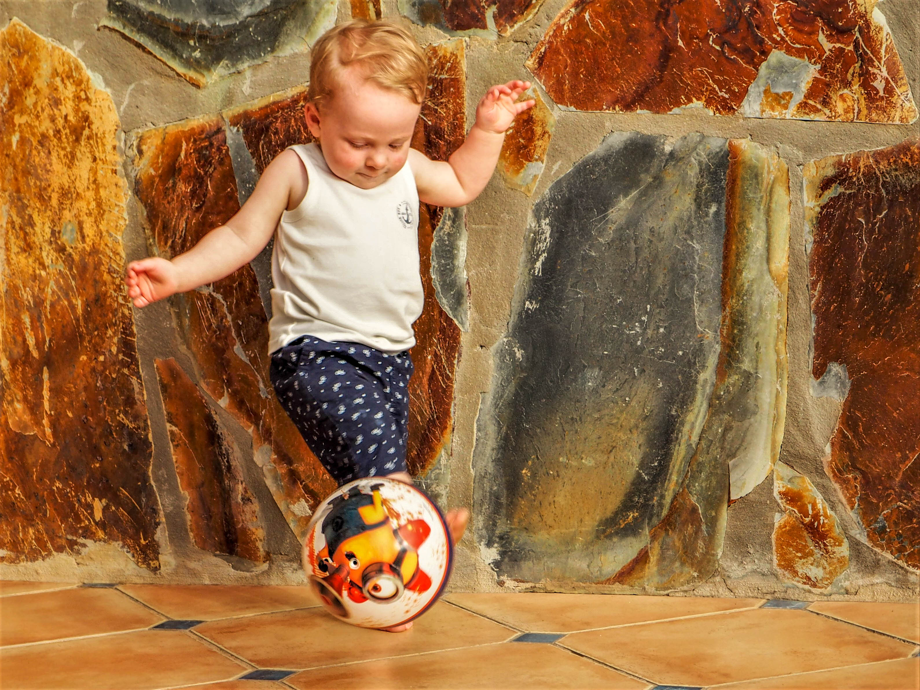 photo enfant jouant au ballon