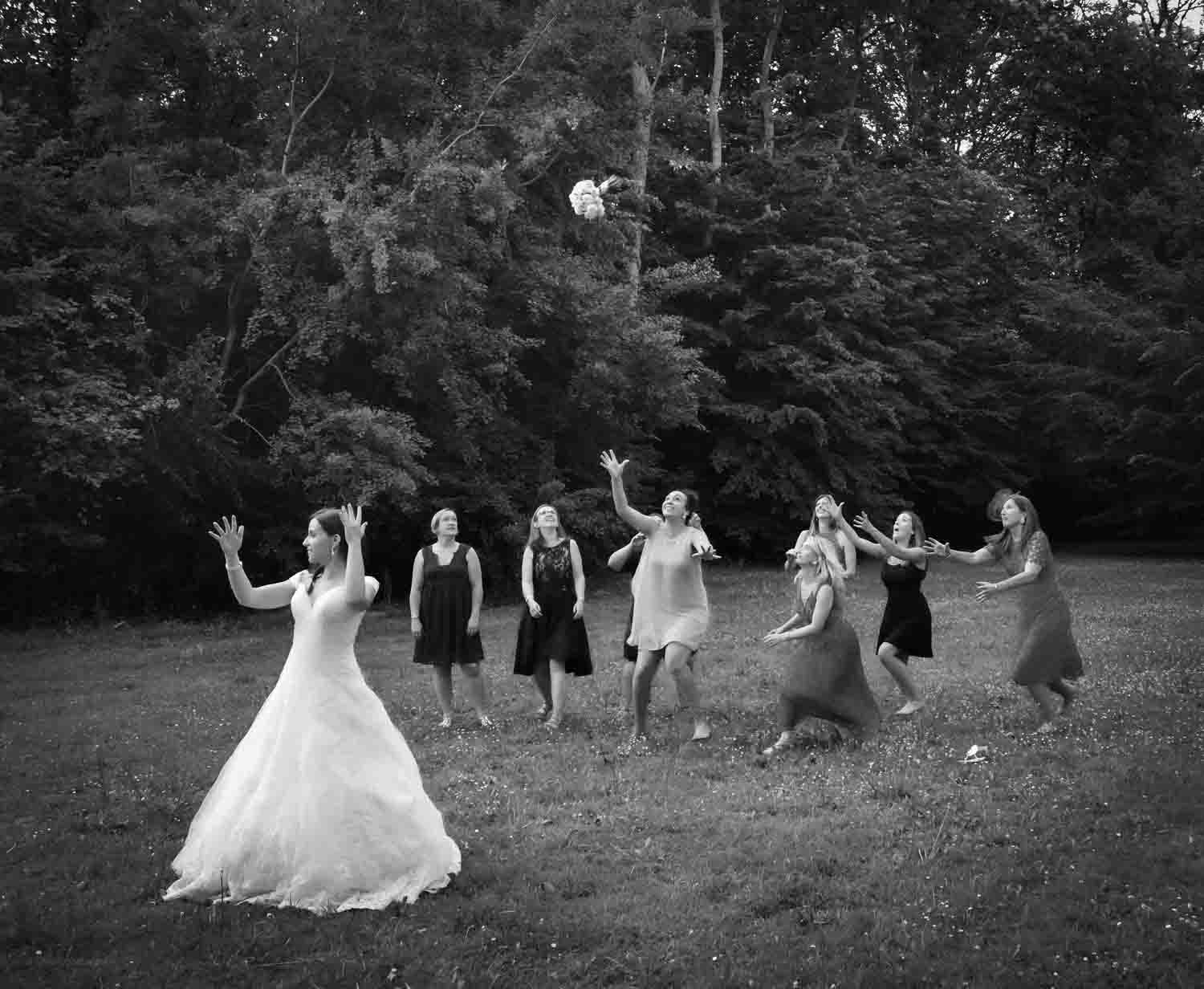 photo noir et blanc jeté de bouquet