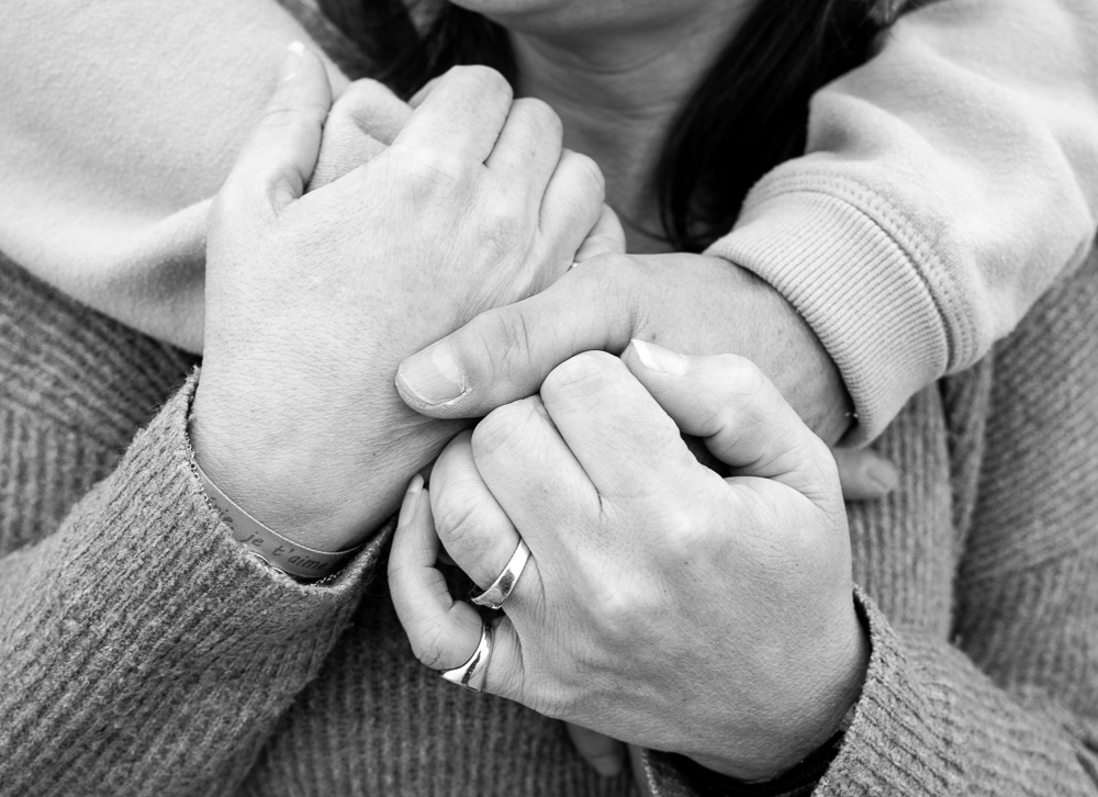 photo noir et blanc mains enlacées