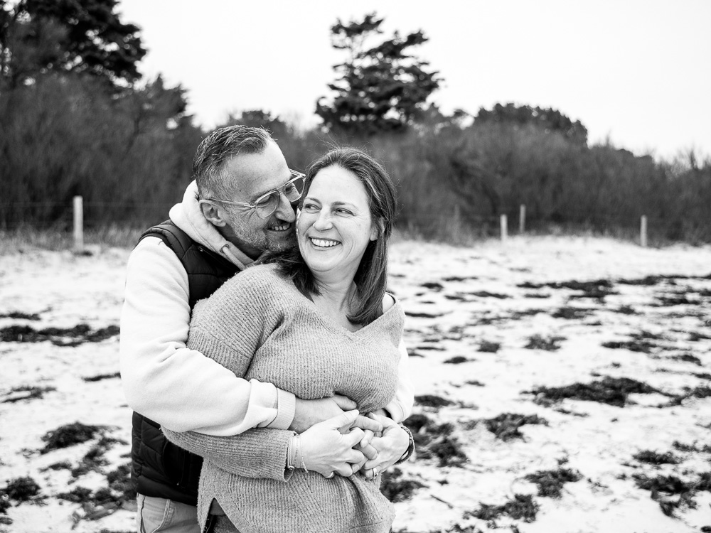 photo noir et blanc couple plage
