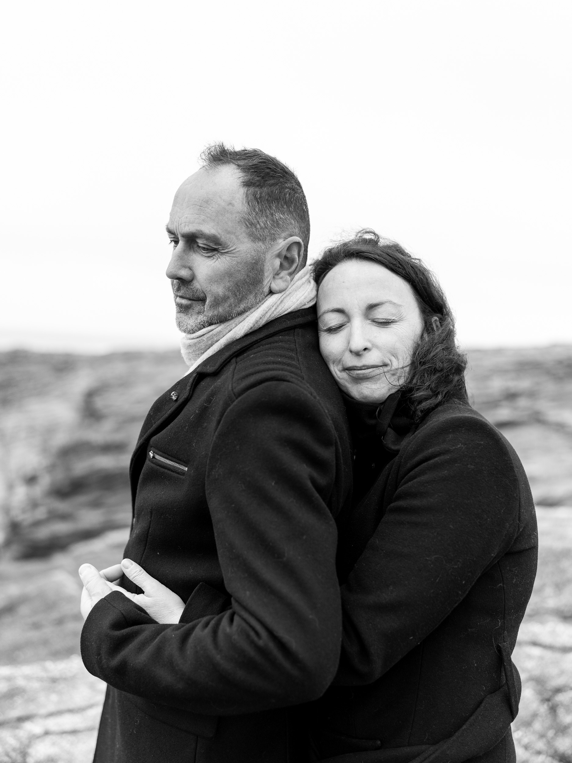 photo noir et blanc couple enlacé